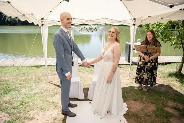 Brautpaar bei einer freien Trauung am See mit Elina im Hintergrund